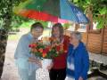 12. Juni: Blumen gab es reichlich, unter Regenschirmen, dem Zeltdach und im Kinderhaus.