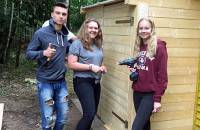 12. Juni: SchülerInnen des Gymnasiums Raabeschule bauen einen Werkzeugschrank für das Projekt Auenwald. (Foto: Evelyn Simson)