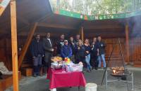 21. Oktober: Ein Dankeschön an die Mitarbeiter der Volkshochschule, die unsere halbrunde 'Ting-Hütte' gebaut haben. Danke auch an Hildegard Eckhardt und Gunter Eckhardt für die großzügigen Spenden um die Materialkosten zu decken.