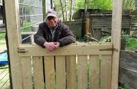 17. April: Ulrich vom Seniorenverein Antirost und sein Bruder Wolfgang (auf dem Foto) haben heute auf dem Spielplatz ein neues Tiergatter-Tor gebaut. (Foto: Evelyn Simson)