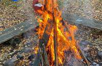 25. November: Bei der Kälte am warmen Feuer sitzen tut gut. (Foto: Fabian Wilke)