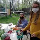 21. April: Emilia und Suna haben das Tierfutter gemacht und ... (Foto: July Krause)