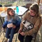 14. Februar: Mareike und Suna mit Lexi und Tiffy. (Foto: Laura Müller)