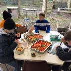 20. Februar: Hier wird fleißig das Futter geschnitten. (Foto: Laura Müller)