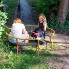 23. Juni: Bei der Wärme tut es gut an diesem lauschigen Platz unter den Bäumen zu sitzen. (Foto: Hellas Adlung)