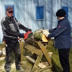 16. März: Ottfried und Simon sägen Scheiben von den Baumstämmen ab. (Foto: Hellas Adlung)