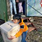 22. März: Wir befüllen die Futtertöpfe mit Körnern und holen einen Sack Sägespäne zum Stall einstreuen aus dem Bauwagen. Die Späne sind richtig schwer, wir brauchen die Schubkarre! (Foto: Hellas Adlung)