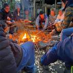 6. November: Bei dem kalten Wetter wärmt man sich gut am Lagerfeuer. (Foto: Fabian Wilke)