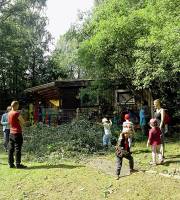 6. Juli: Der Tag nach dem Sturm. Die Kinder der Kita Pauli-Matthäus halfen fleißig die Weidenzweige zum Tierhaus zu bringen! Das wird ein Festfressen für die Ziegen und Kaninchen!