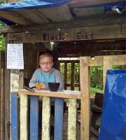 9. Juni: Überredet. Eigentlich wollte Quentin sich erst fotografieren lassen, wenn der Kiosk fertig ist. Das ein Foto in der Bauphase auch wichtig ist, hat ihn überzeugt.