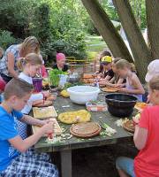 30. Juni: Die Grundschule Melverode ist zur Projektwoche auf dem Spielplatz. Zutaten für eine leckere Suppe werden verarbeitet.