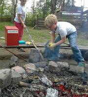 6. Mai: Schmiedearbeiten am Feuer. Joshua hält und Quentin schmiedet.