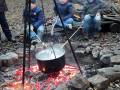 25. November: Am Stockbrottag heute als Besonderheit: Nudelsuppe über dem Feuer !  Lecker :)  (Foto: Boris Pawlik)