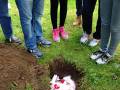 28. September: Beerdigung von Kaninchen Kuschel auf dem Tierfriedhof des Abenteuerspielplatzes. (Foto: Evelyn Simson)